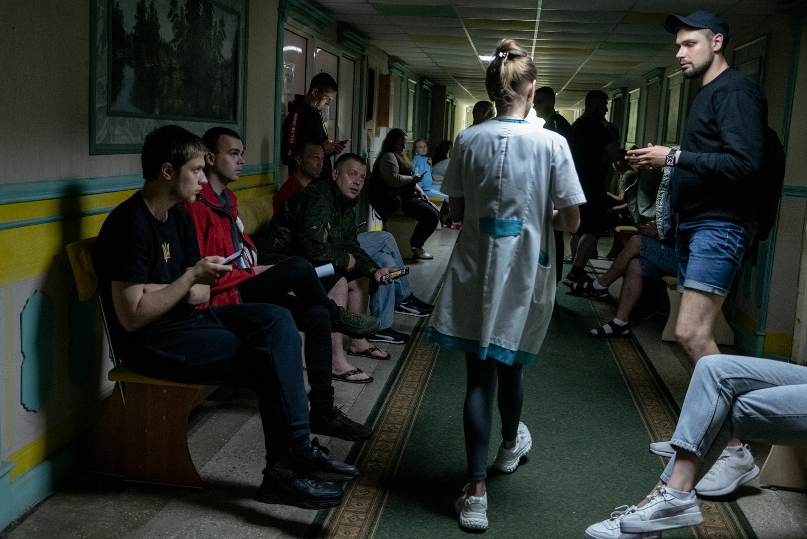 Soldados ucranianos esperam por vários tipos de terapia em um centro de reabilitação perto de Kharkiv — Foto: Nicole Tung/The New York Times