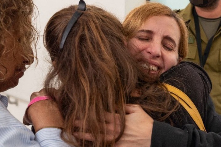 Reféns reencontram familiares em Israel — Foto: AFP / Exército de Israel