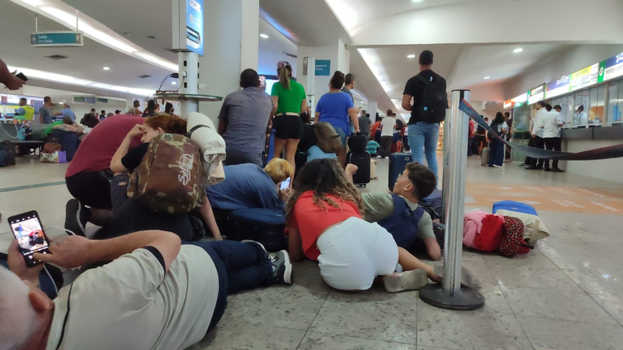 Passageiros se jogam no chão da Rodoviária do Rio no momento do tiroteio