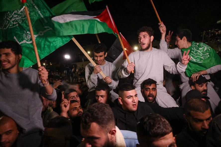 Prisioneiros palestinos recém-libertados por Israel são recebidos por bandeiras do Hamas e da Palestina na Cisjordânia