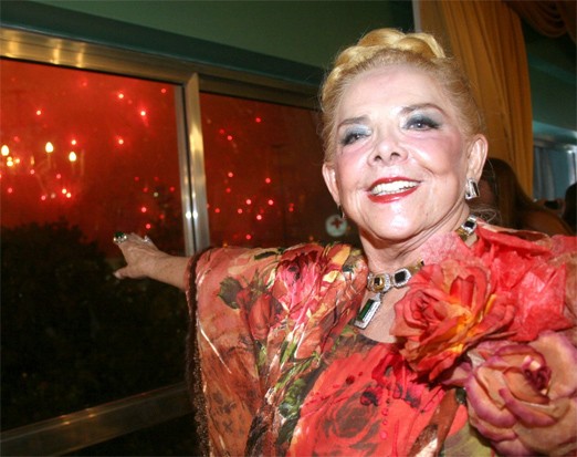 Regina Gonçalves em comemoração do ano novo, no seu apartamento no Edifício Chopin — Foto: Reprodução