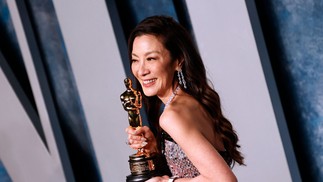 A atriz malaia Michelle Yeoh, vencedora do Oscar de Melhor Atriz por "Tudo em todo o lugar ao mesmo tempo", participa da festa da Vanity Fair depois da 95ª edição do Oscar em 12 de março de 2023 — Foto: Michael Tran / AFP