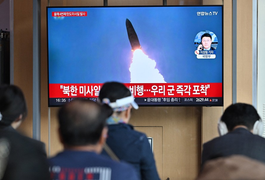Pessoas assistem ao lançamento de míssil da Coréia do Norte