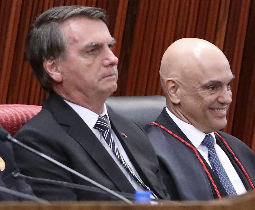 Jair Bolsonaro e Alexandre de Moraes durante cerimônia no TSE, no ano passado