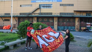 Além da arte digital exclusiva, Fabrício Vila recebeu uma memoriabilia da escola de samba  — Foto: Alex Ferro 