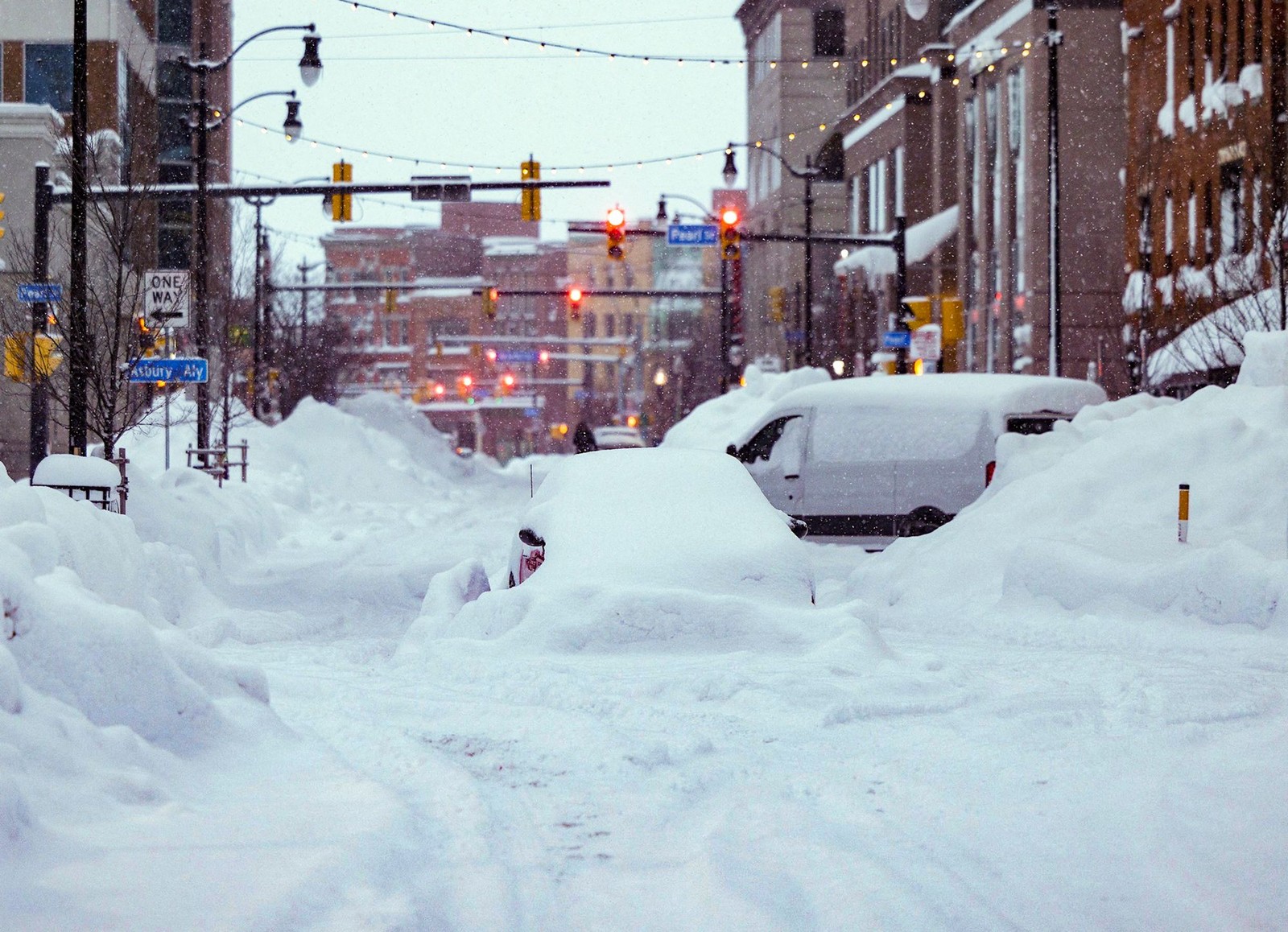 Veículos são vistos presos sob forte neve nas ruas do centro de Buffalo, Nova York — Foto: GABINETE DO GOVERNADOR KATHY HOCHUL/AFP