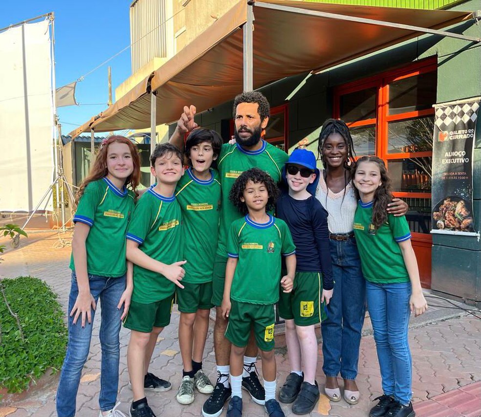 Elenco de "Terra e paixão" grava cena de sonho de Ramiro com Kelvin — Foto: Reprodução/Instagram