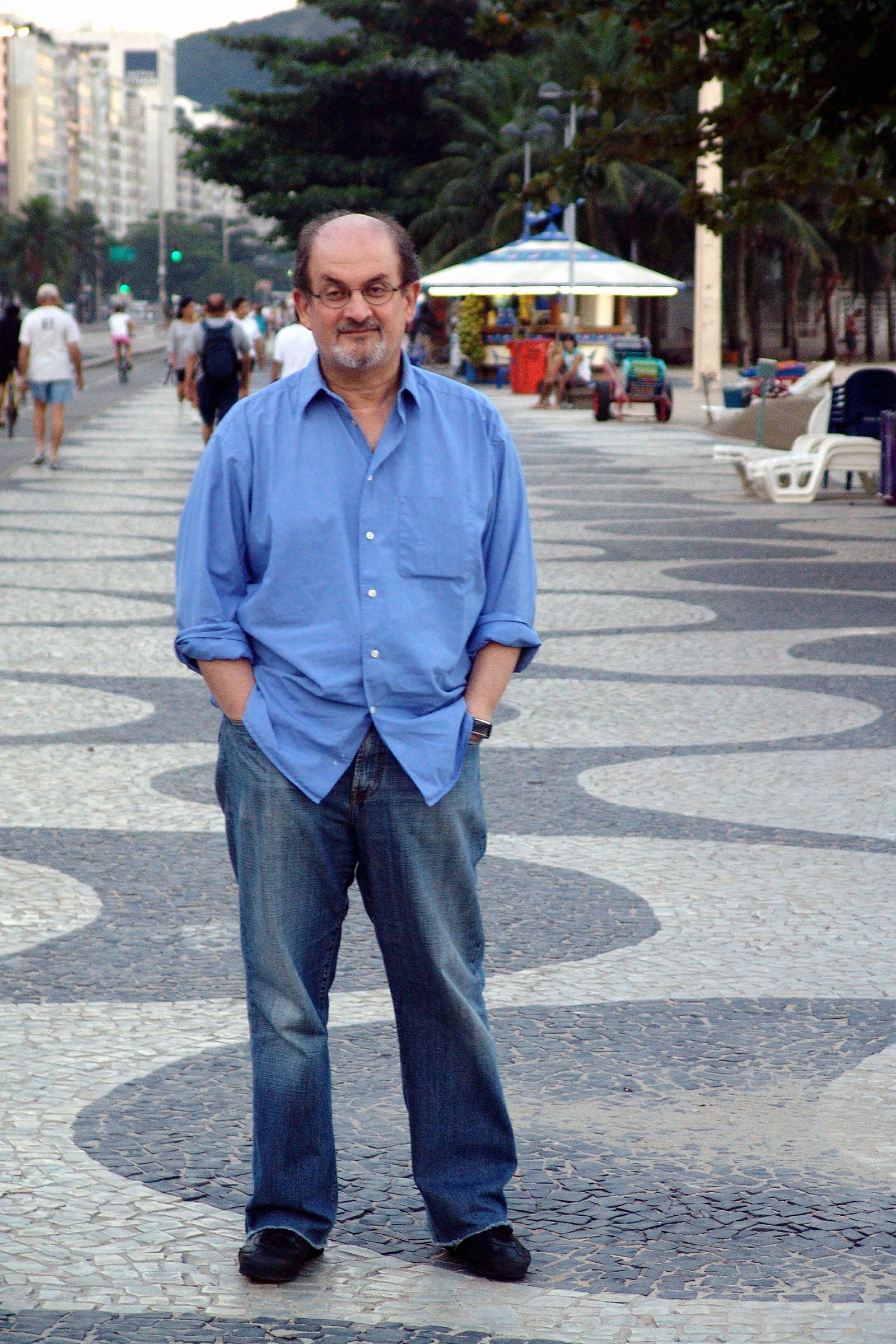 Salman Rushdie, em 2005, na praia de Copacabana, Zona Sul do Rio — Foto: Marcelo Carnaval / Agência O Globo