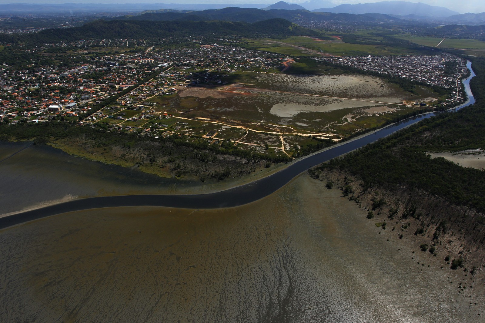 Esgoto doméstico vindo pelo rio Piraquê e dragagem para construção do Porto de Sepetiba pioraram a situação dos pescadores — Foto: Custodio Coimbra