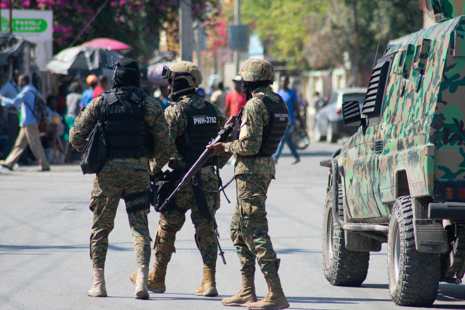 Policiais haitianos se posicionam em Porto Príncipe, Haiti. — Foto: Clarens SIFFROY / AFP