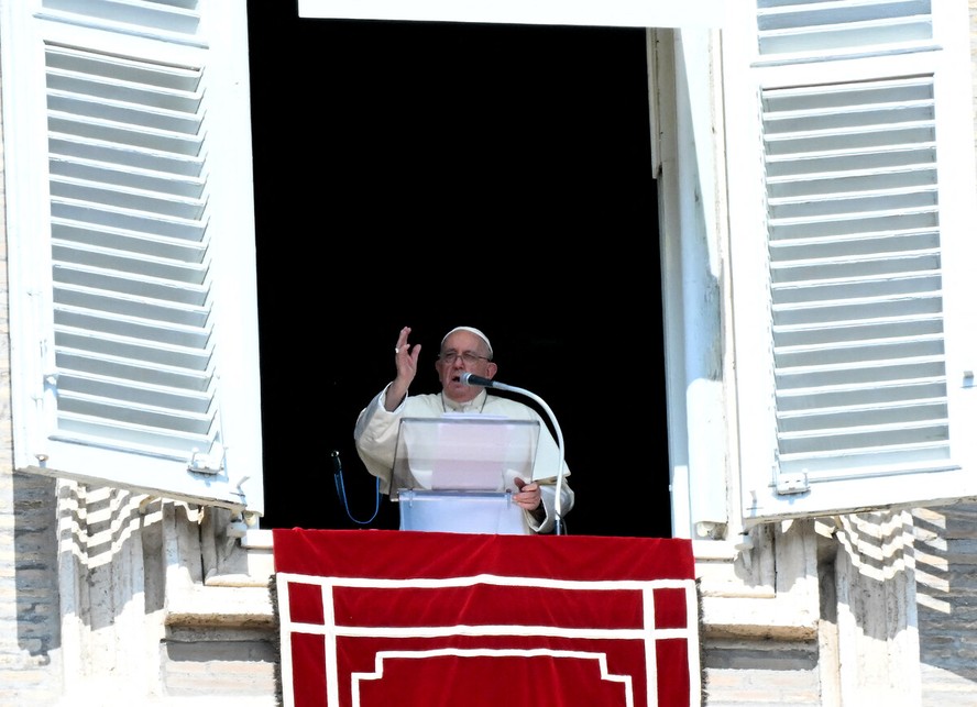 Papa Francisco entrega sua bênção aos peregrinos durante a oração dominical do Angelus na Praça de São Pedro, no Vaticano