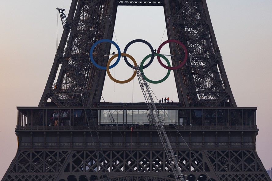 Anéis olímpicos na Torre Eiffel