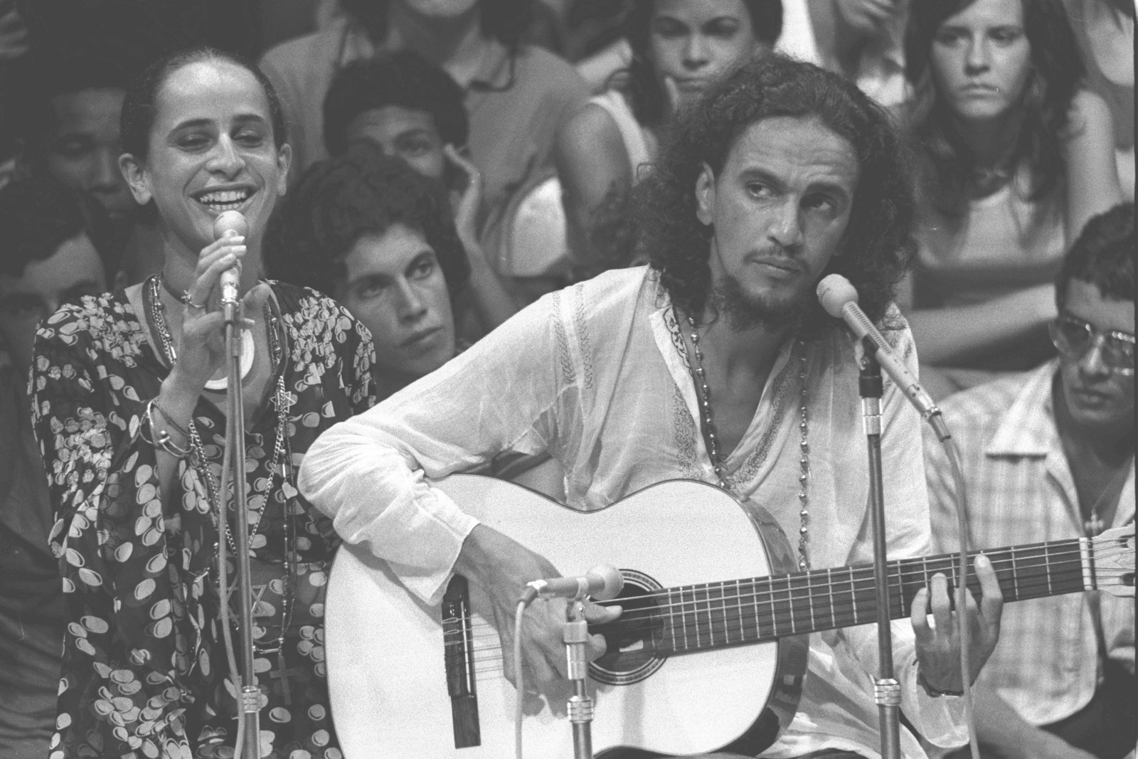 Maria Bethânia e Caetano Veloso se apresentam juntos nos anos 70  — Foto: Rodolpho Machado / Agência O Globo 