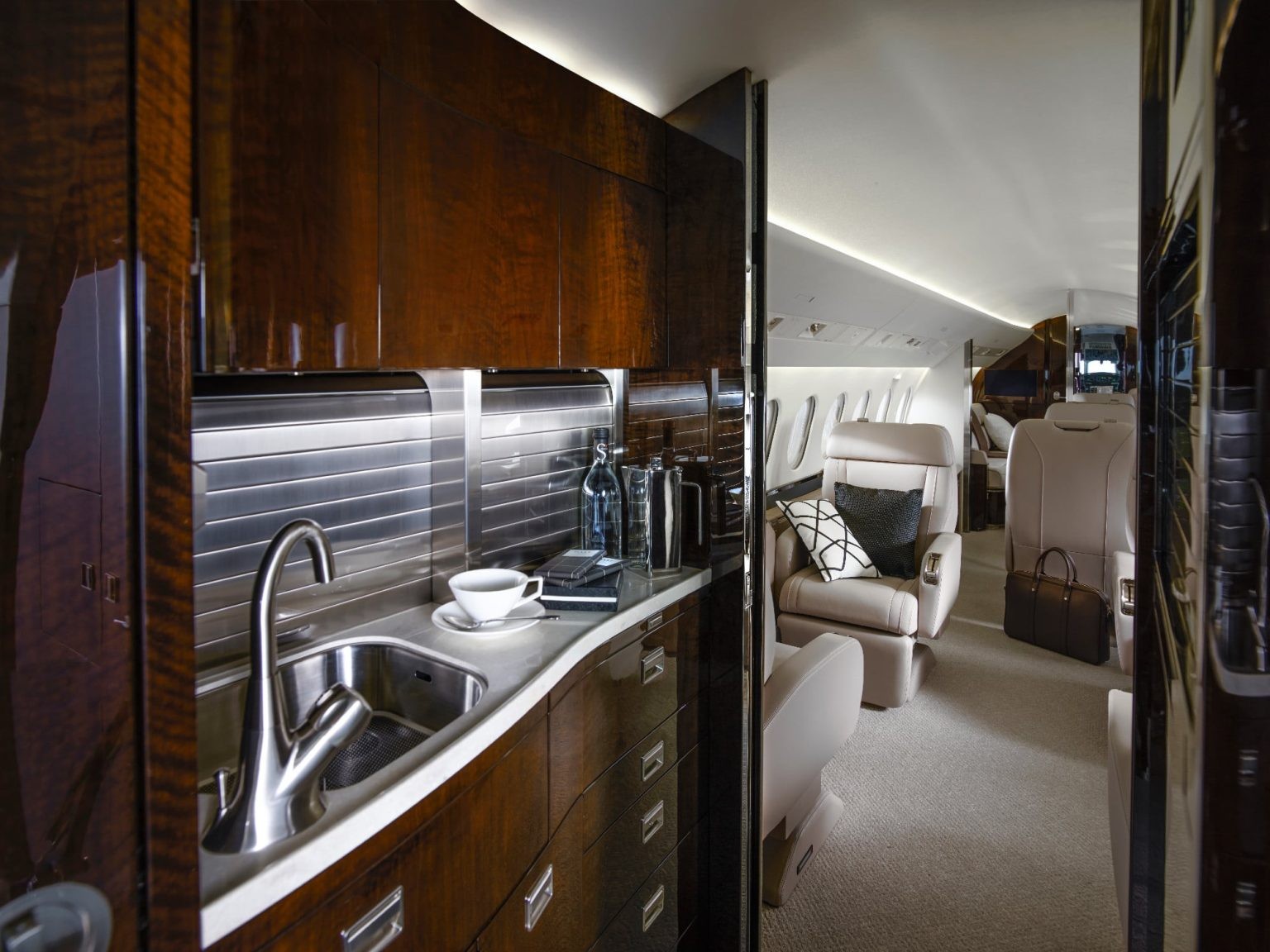 Interior de um Falcon 900, jatinho usado por Taylor Swift — Foto: Divulgação/Dassault