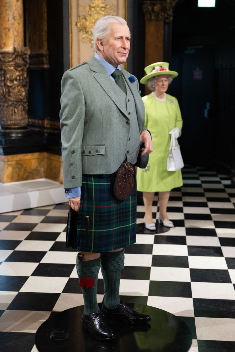 A estátua de Charles III ao lado da figura da mãe, a rainha Elizabeth II — Foto: Getty Images