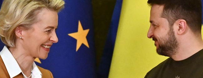 Presidente ucraniano Volodymyr Zelensky encontra a presidente da Comissão Europeia Ursula von der Leyen, que sinaliza novas sanções à Rússia — Foto: SERGIO SUPINSKY/AFP