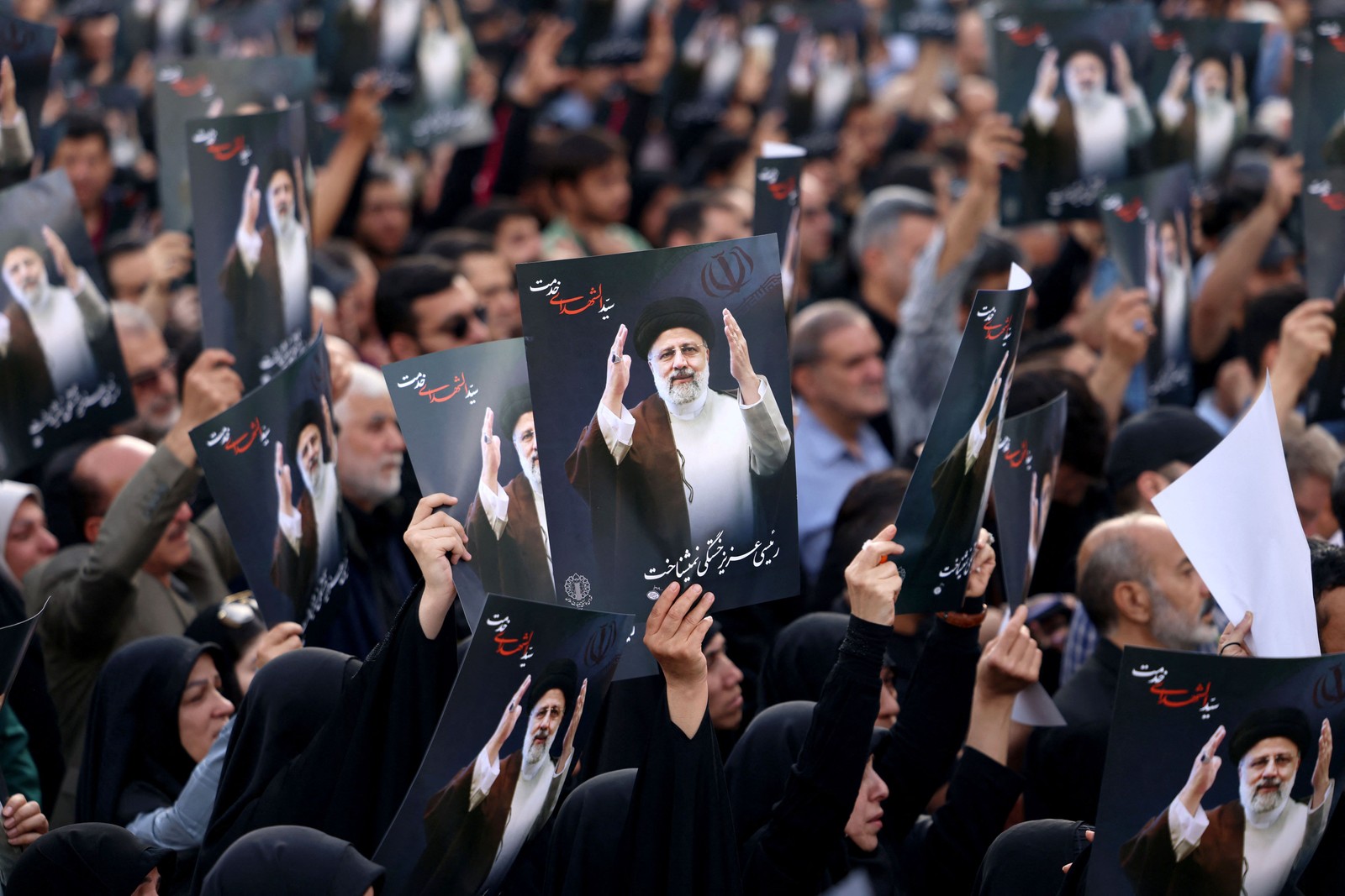 Iranianos se reúnem na Praça Valiasr, no centro de Teerã, para lamentar a morte do presidente Ebrahim Raisi, do ministro das Relações Exteriores Hossein Amir-Abdollahian e de sete outras pessoas em um acidente de helicóptero. — Foto: ATTA KENARE/AFP