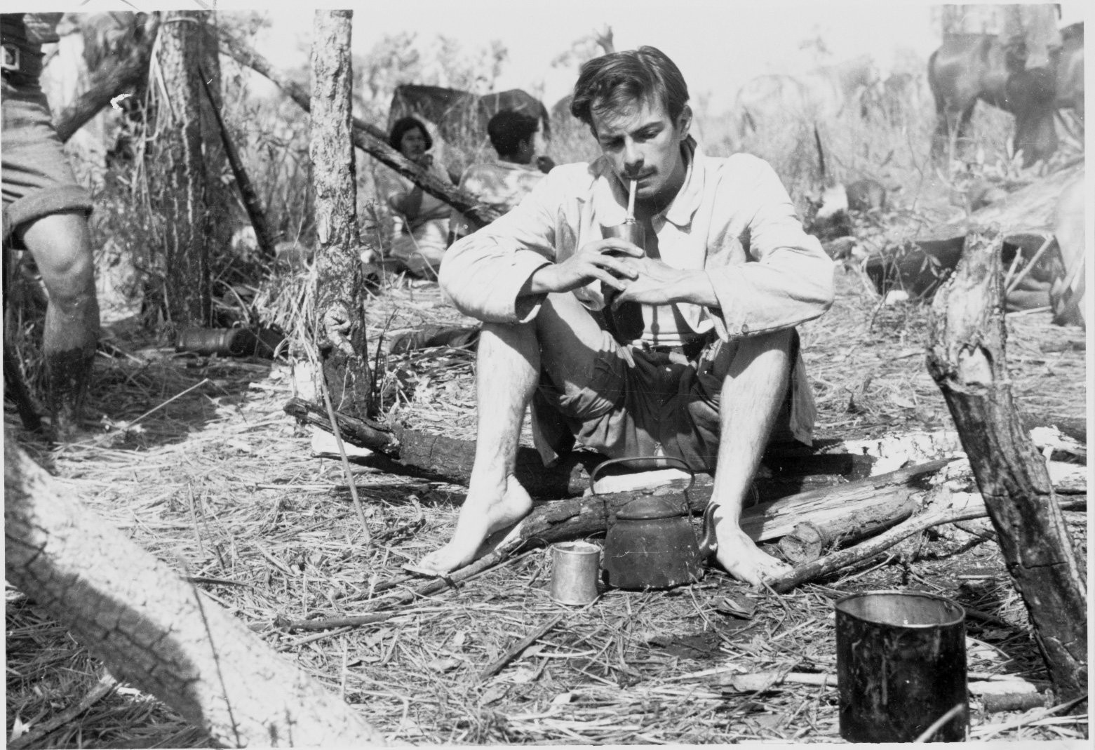 Darcy Ribeiro em área Kadiwéu, tomando chimarrão.  — Foto: Acervo Museu do Índio