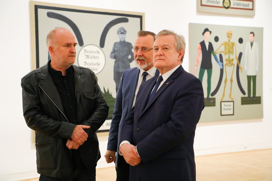 Ignacy Czwartos (à esq.) em visita do ex-primeiro-ministro Piotr Gliński à exposição