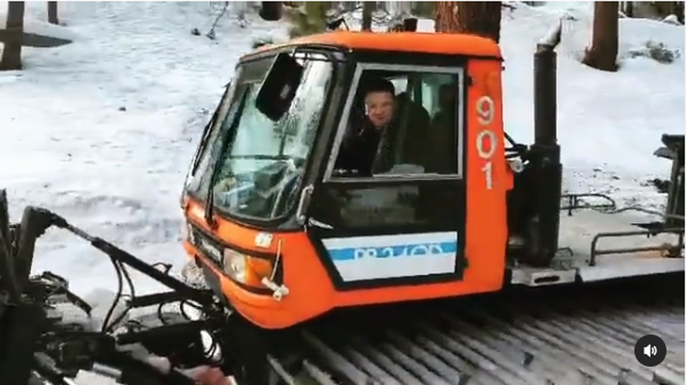 Jeremy Renner utilizando seu limpa-neve em 2019 — Foto: Instagram / Reprodução