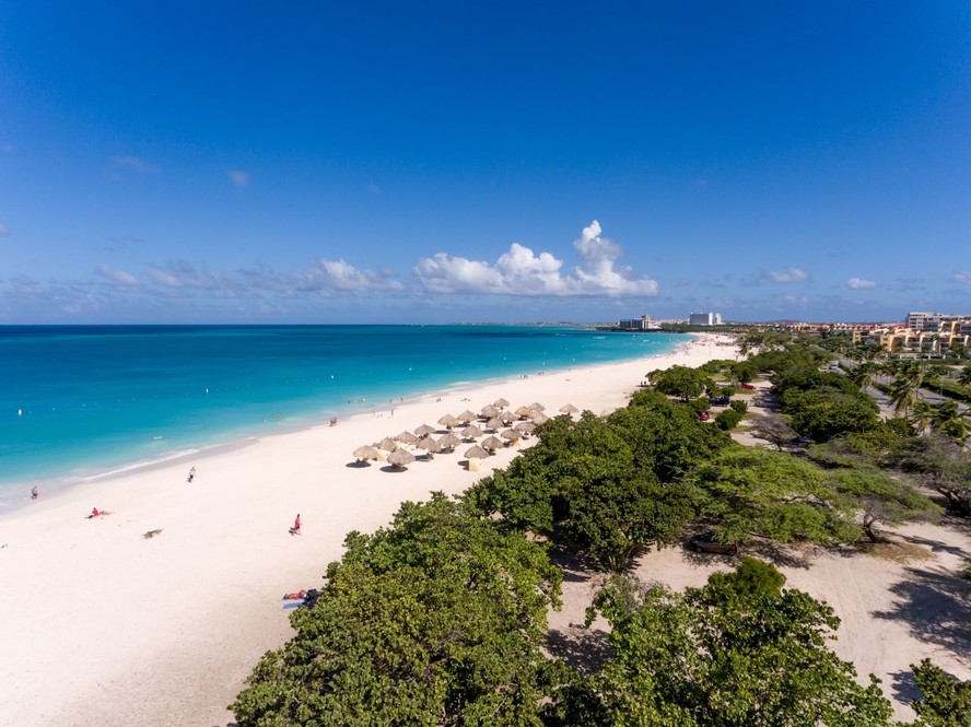 Maior praia de Aruba, no Caribe, Eagle Beach combina boa estrutura turística e natureza preservada