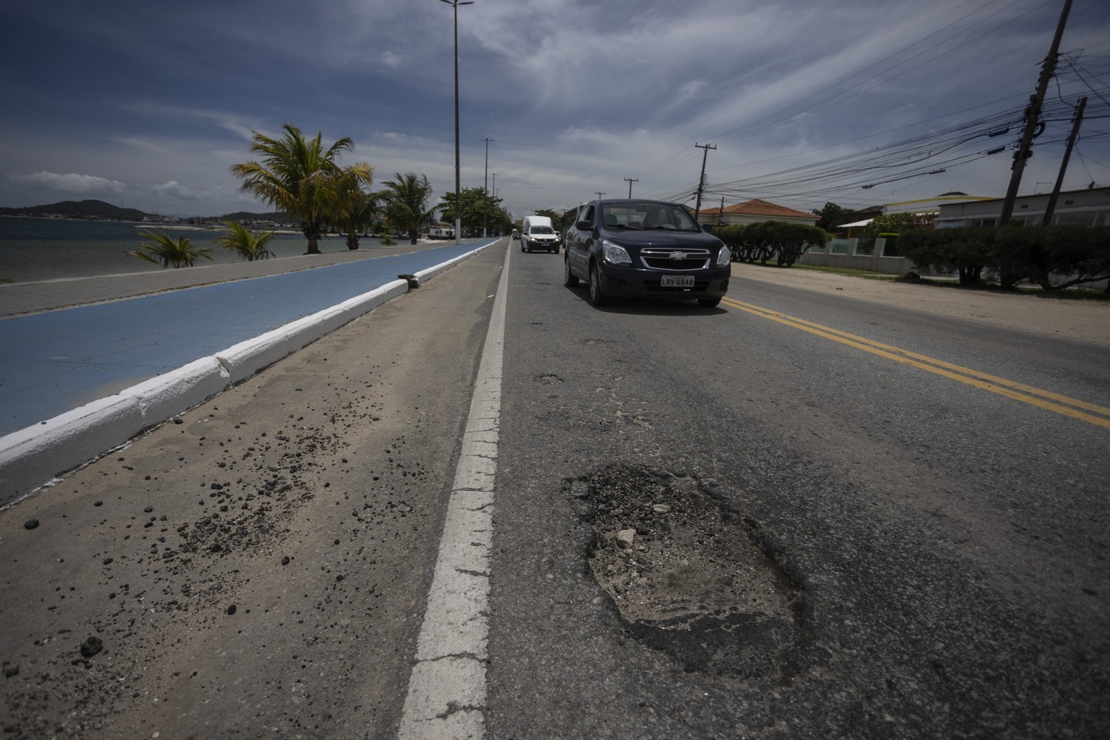 Buracos na RJ-106, no trecho ao lado da Lagoa de Araruama.  — Foto: Márcia Foletto