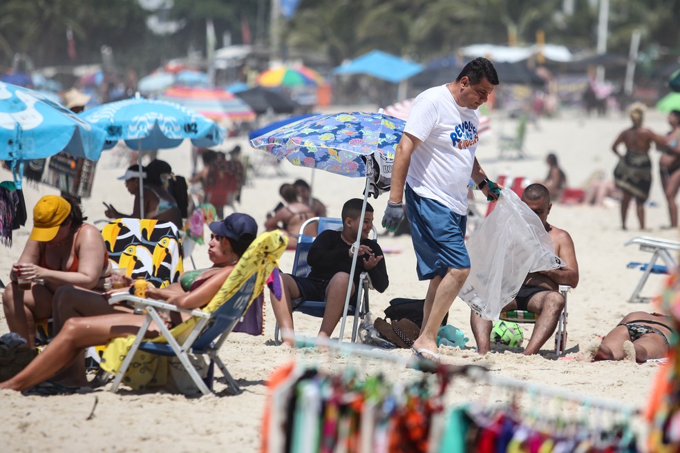 Segundo estudo, no país, banhistas dividem espaço, em média, com mais de 200 mil bitucas de cigarro a cada trecho de 8 km — Foto: Ernesto Carriço/Divulgação