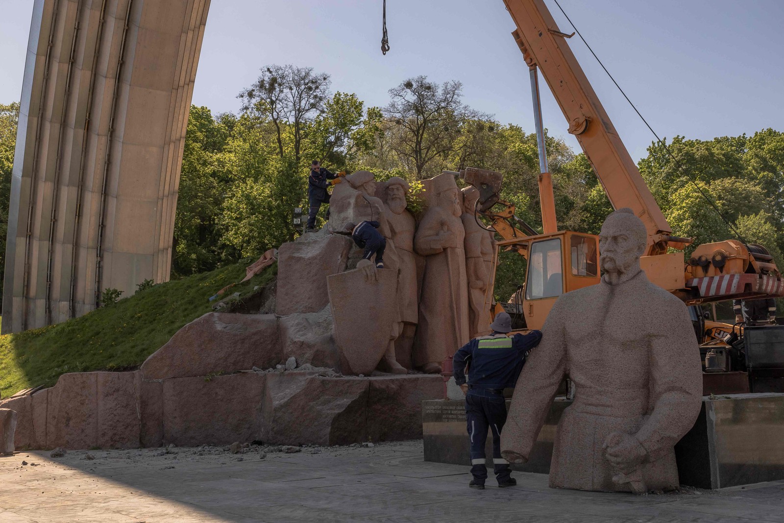O monumento será levado para um museu de Kiev — Foto: Sergei Supinsky/AFP