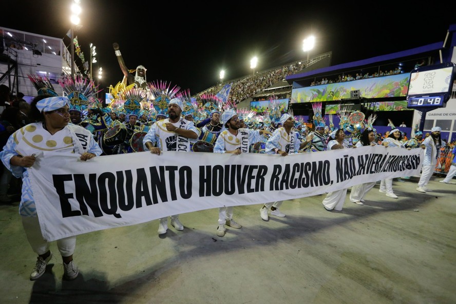 Desfile da Beija-Flor: dizer que negros têm de saber sambar é uma forma de racismo