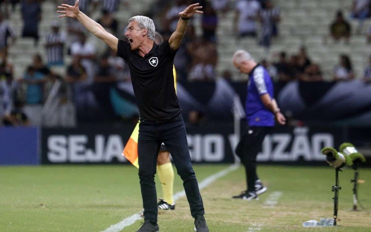 Luis Castro comemora vitória na estreia pelo Botafogo — Foto: Vitor Silva / Botafogo