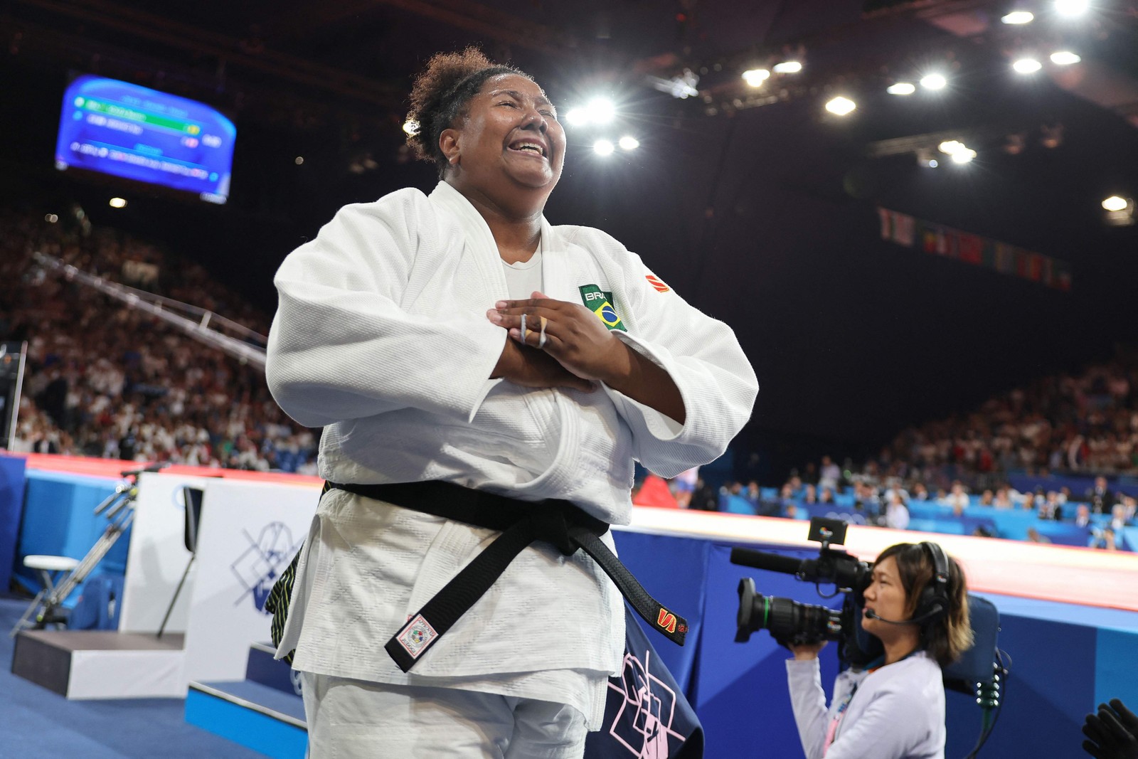 Beatriz Souza finaliza luta por ouro com vitória e muita emoção — Foto: Jack GUEZ / AFP