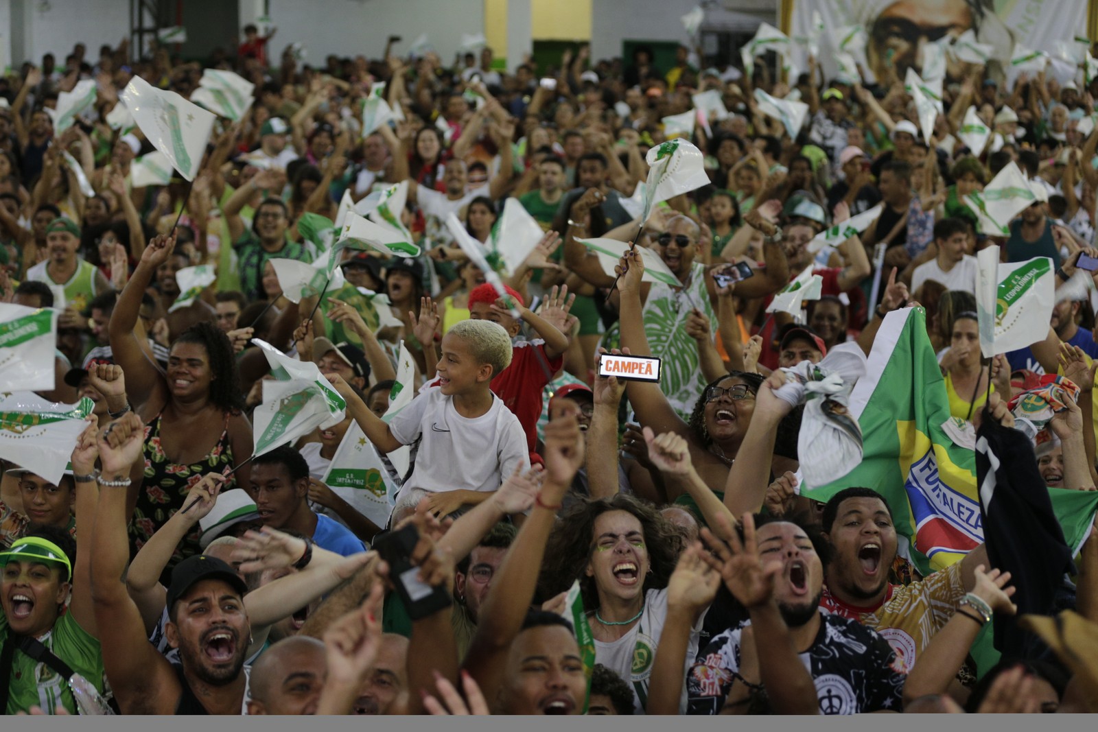 Torcida da Imperatriz comemora o 9º título da escola — Foto: Alexandre Cassiano