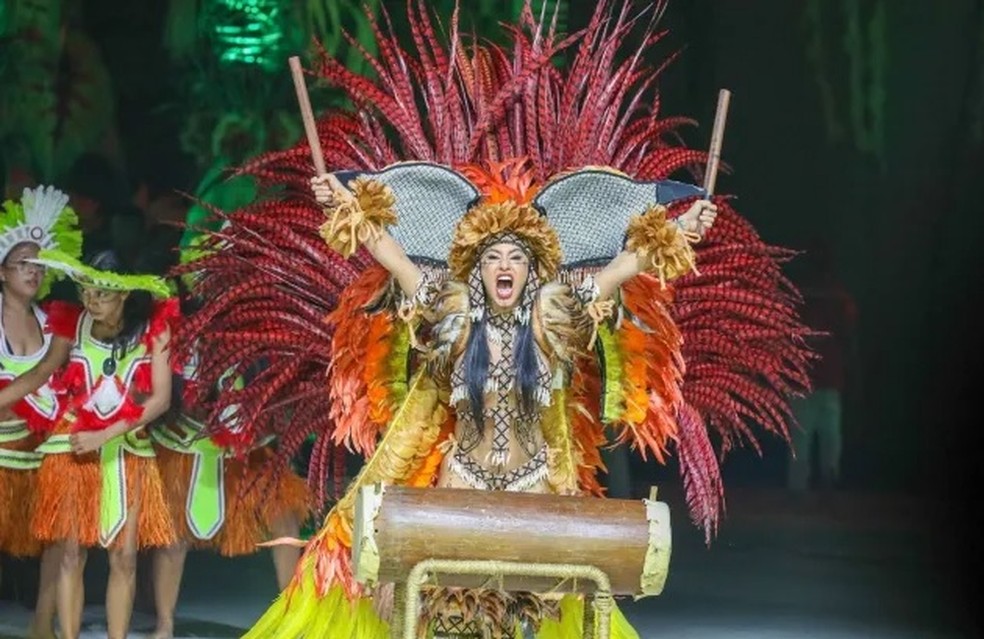A ex-BBB Isabelle, cunhã-poranga do boi Garantido, desfila no Festival de Parintins — Foto: Divulgação/Euzivaldo Queiroz/Seduc