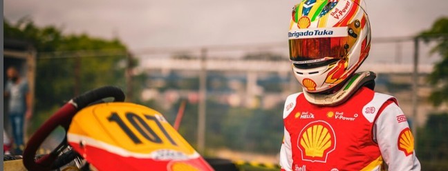 No capacete, ela carrega três bandeiras: da Bélgica, Estados Unidos e a do Brasil, em que faz homenagem a Ayrton Senna  — Foto: Reprodução Instagram