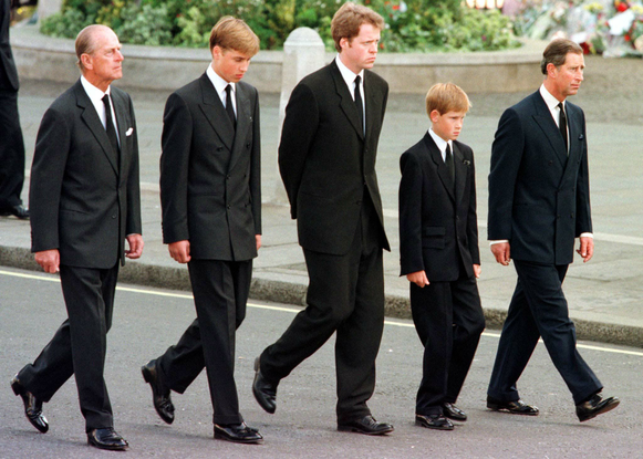 O príncipe Philip, duque de Edimburgo, o príncipe William, o conde Spencer, o príncipe Harry e o príncipe Charles, de Gales, caminham do lado de fora da Abadia de Westminster durante o funeral de Diana, princesa de Gales, em 6 de setembro de 1997