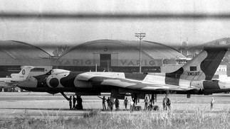 Avião Vulcan interceptados por dois caças da FAB em espaço brasileiro, com destino às Malvinas — Foto: Arquivo