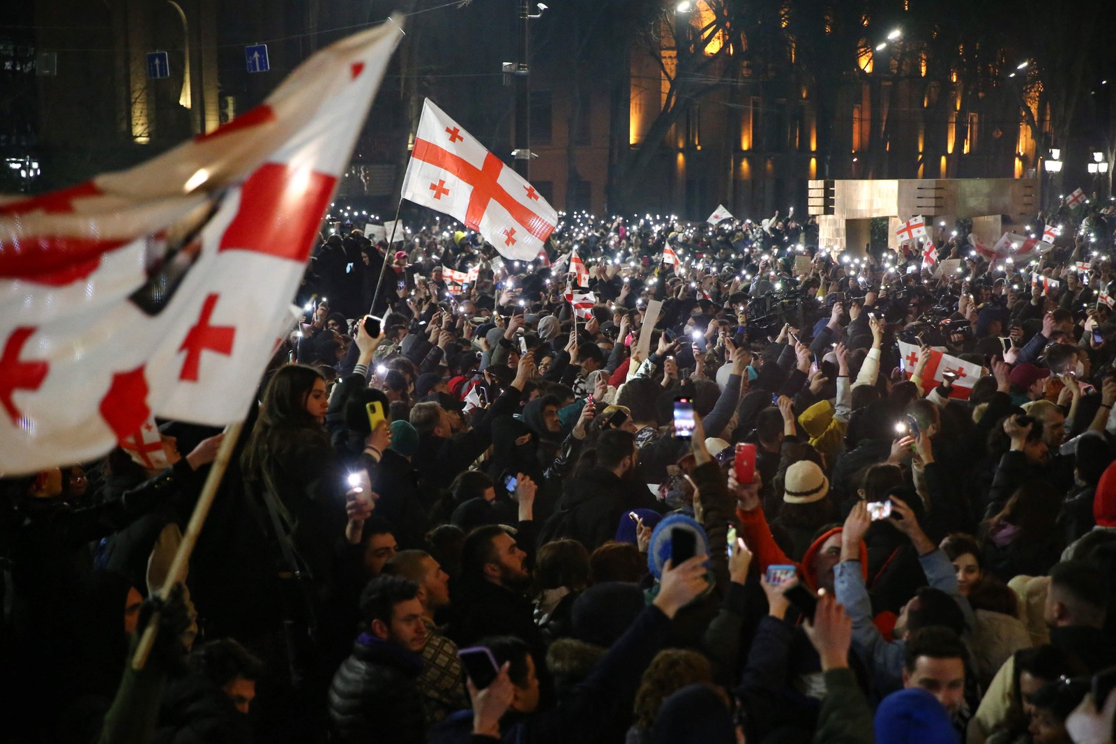 Protesto em frente ao parlamento na capital Tbilisi, Geórgia, aumenta pressão sobre o governo acusado de desviar o país da adesão à UE — Foto: ZURAB TSERTSVADZE/AFP