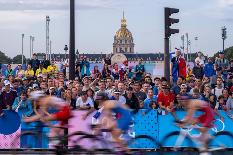 competidores pedalam no evento de triatlo individual feminino nos Jogos Olímpicos de Paris 2024 em Paris, França