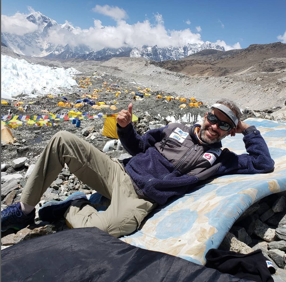 Com mais de 30 anos de experiência em montanhismo e atividades outdoor, Rodrigo Raineri fazia parte de uma equipe de sete membros que estava caminhando para o acampamento base do K2 — Foto: Reprodução Instagram