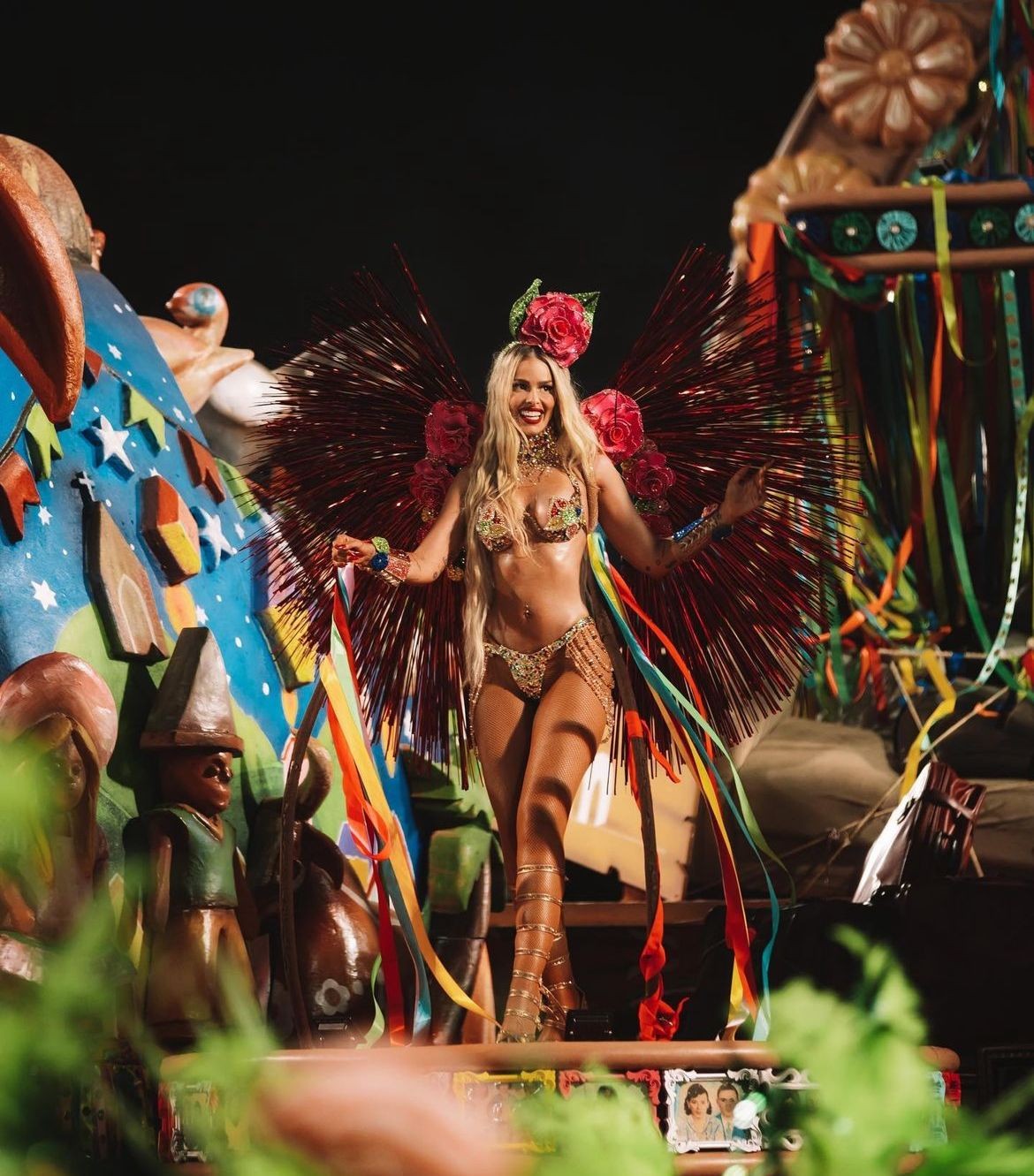 Yasmin Brunet desfilou pela primeira vez no carnaval do Rio pela Grande Rio como destaque em um dos carros — Foto: Reprodução/Instagram