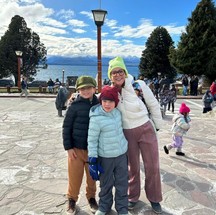 Regiane Alves, a Clara, tirou férias com os filhos, João Gabriel e Antônio, em Bariloche — Foto: Reprodução Instagram