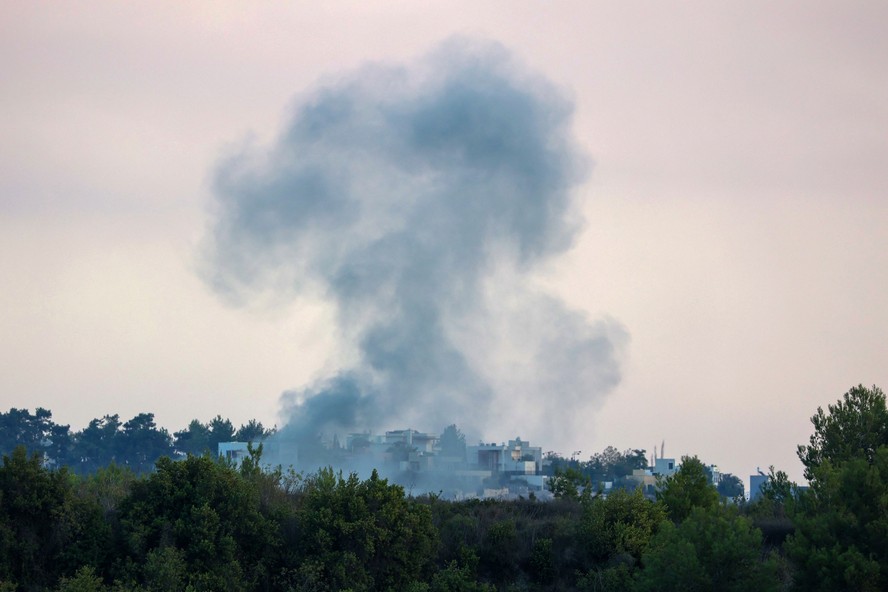 Coluna de fumaça após um ataque israelense à vila libanesa de Alma al-Shaab