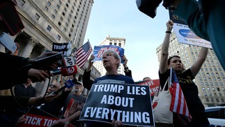 Manifestantes bloqueiam o tráfego no primeiro dia do julgamento de fraude financeira de Trump na Suprema Corte do Estado de Nova York — Foto: John LAMPARSKI/AFP