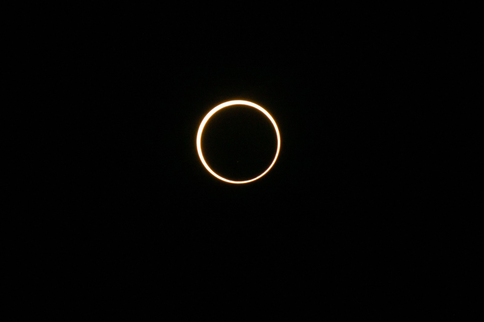 Foto mostra a visão do eclipse solar de outubro de Kerrville, Texas (EUA) — Foto: Brandon Bell/Getty Images via AFP