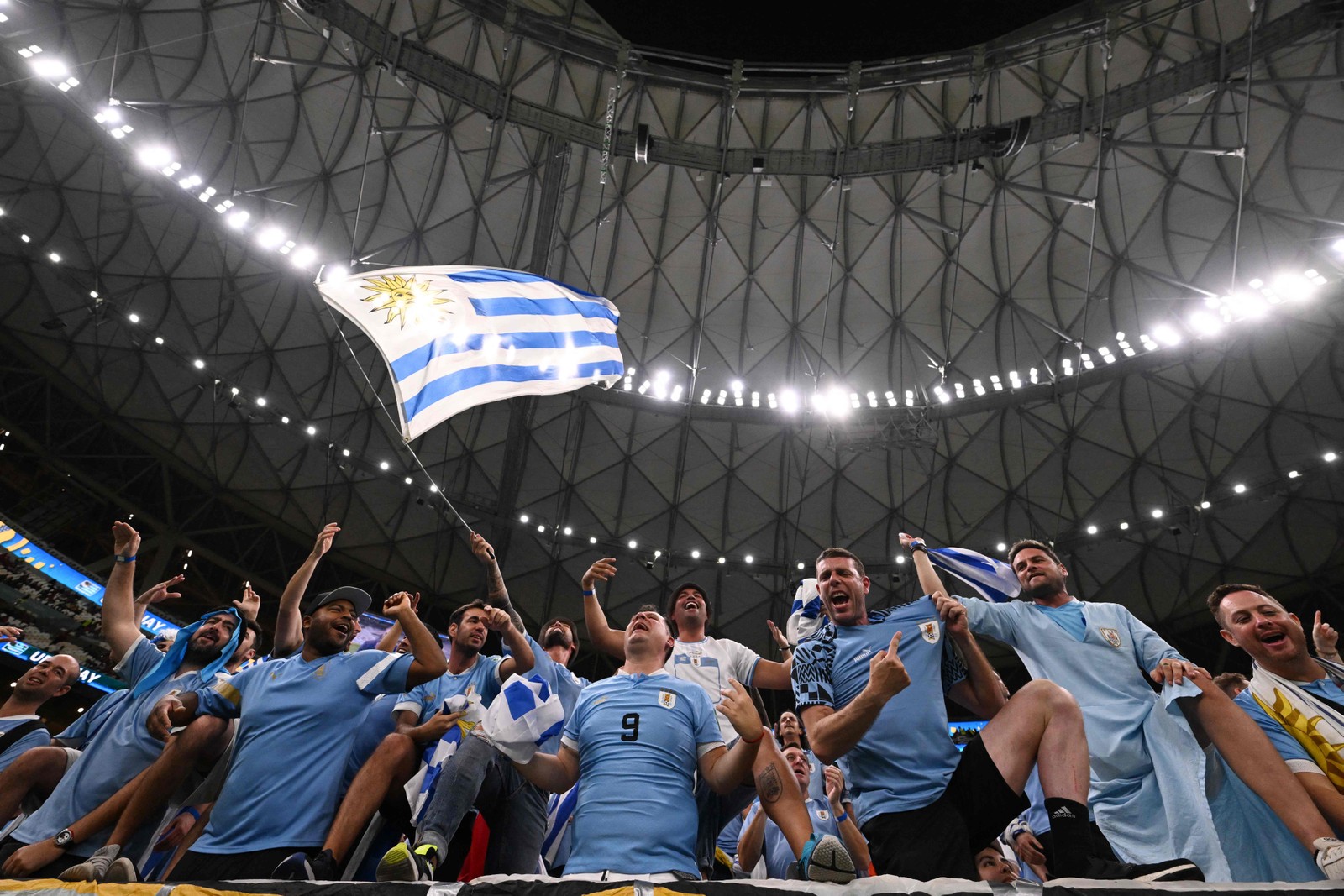 Torcedores uruguaios no Estádio Lusail — Foto: Kirill KUDRYAVTSEV / AFP