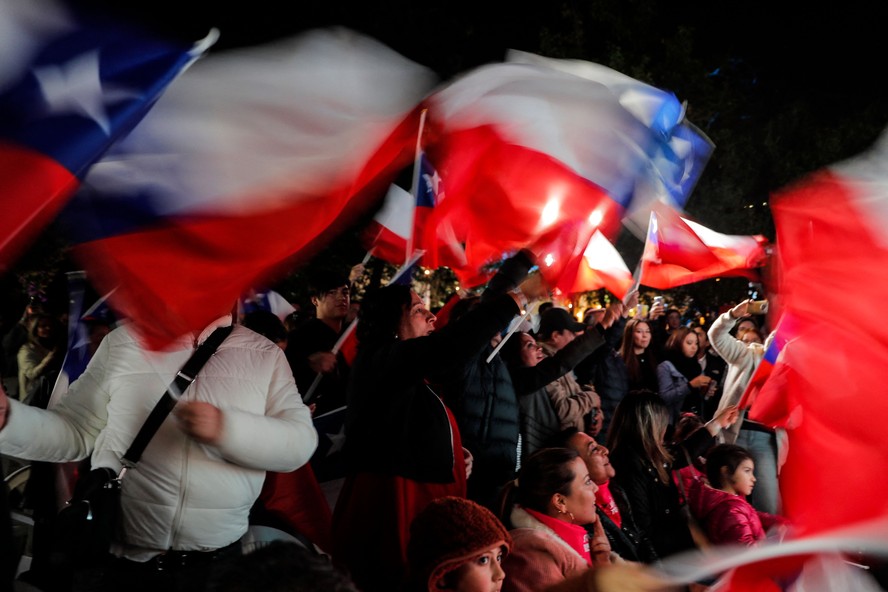 Apoiadores do Partido Republicano do Chile comemoram resultado da eleição da nova Constituinte