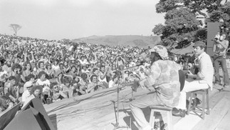 No palco, Milton Nascimento e Chico Buarque, em show realizado em Três Pontas (MG) em 1977 — Foto: Paulo Moreira / Agência O Globo