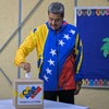 O presidente venezuelano Nicolás Maduro vota durante a eleição presidencial, em Caracas - Juan BARRETO / AFP