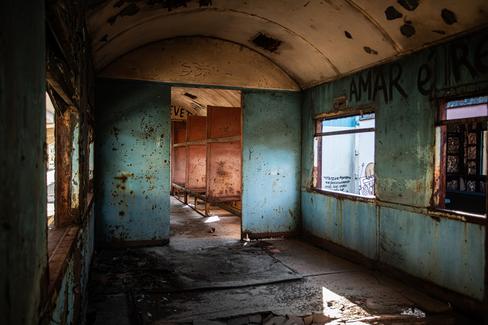 Interior de um dos vagões de trens antigos se deteriorando numa das plataformas da Estação Barão de Mauá  — Foto: Hermes de Paula / Agência O Globo