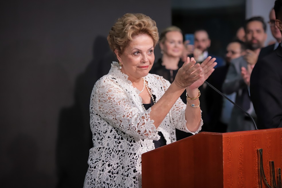 Dilma ficou emocionada ao discursar na posse de Jorge Messias na AGU — Foto: Renato Menezes/AscomAGU